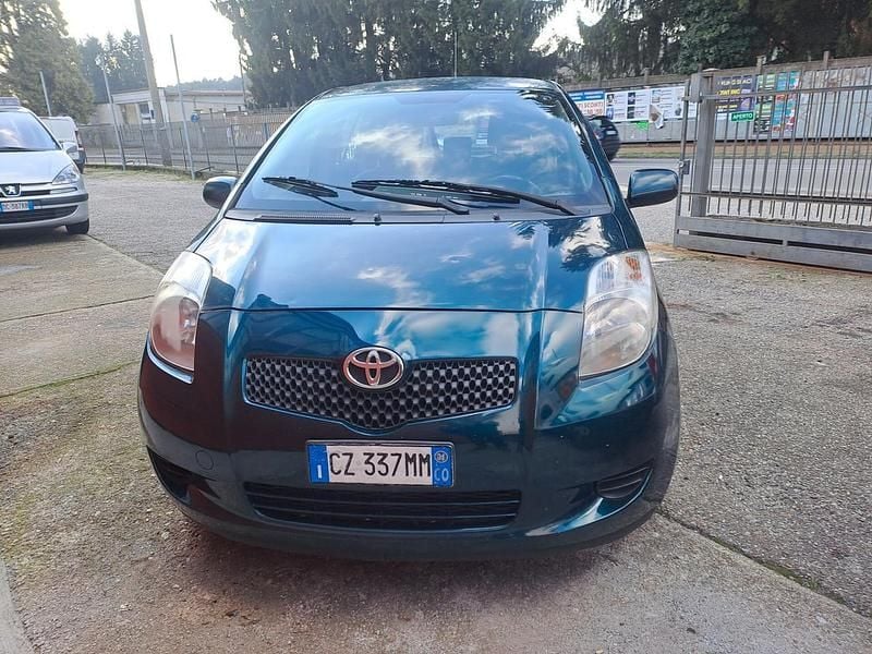 Verde Usata 2006 Toyota Yaris Tre volumi | 3500 € (Cara) - Immagine 1/4