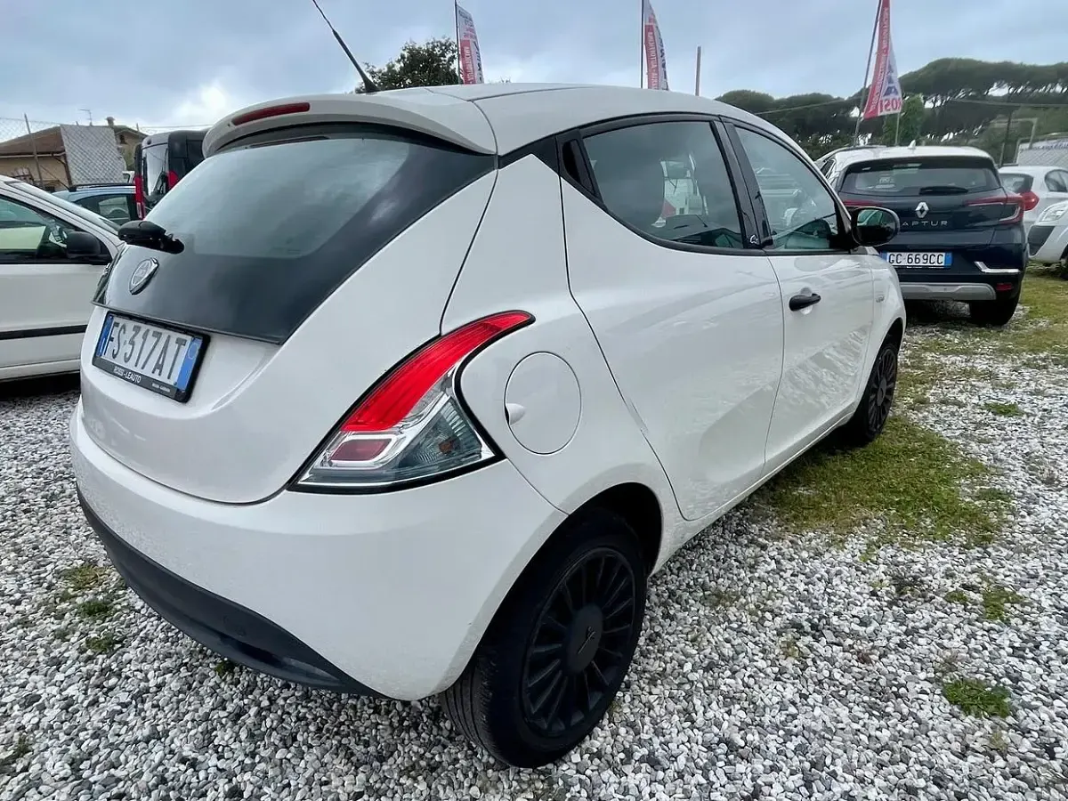 Usata Lancia Ypsilon Gold 69 CV (50 kW) 2018 Bianco Utilitaria