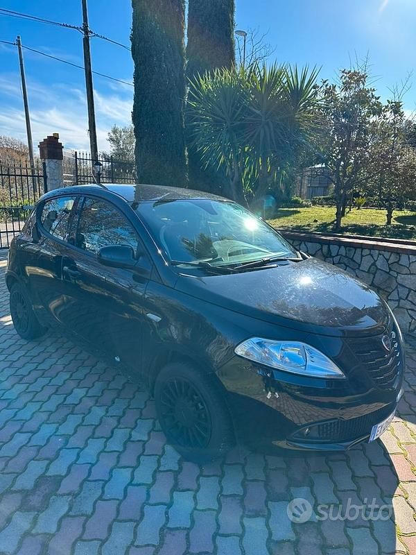 Usata Lancia Ypsilon 95 CV (69 kW) 2015 Nero Utilitaria