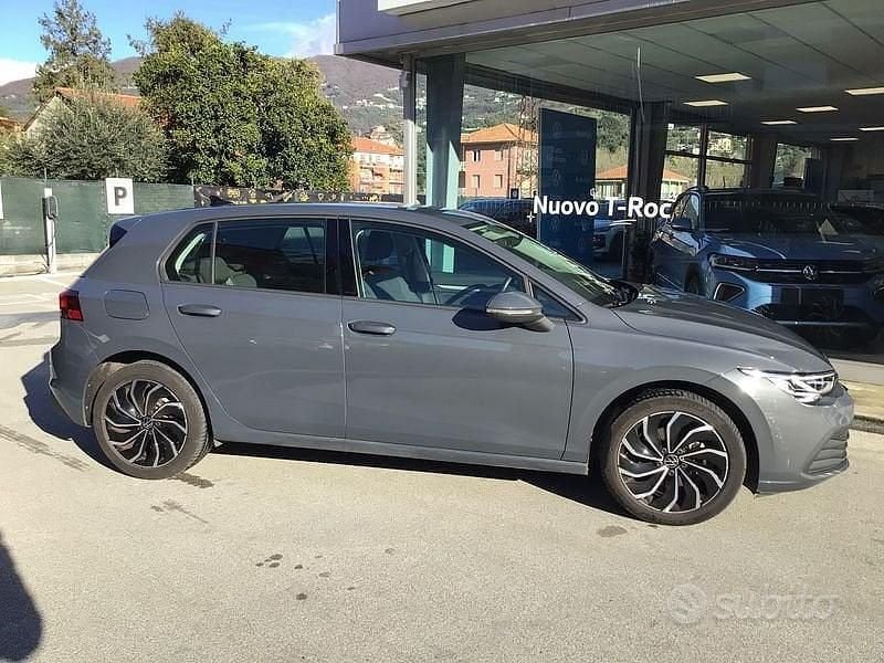 Usata VW Golf VIII Life 110 CV (80 kW) 2023 Grigio Berlina