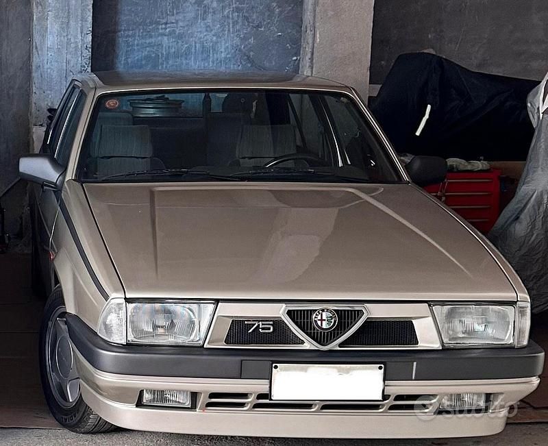 Usata Alfa Romeo 75 1989 Grigio Berlina