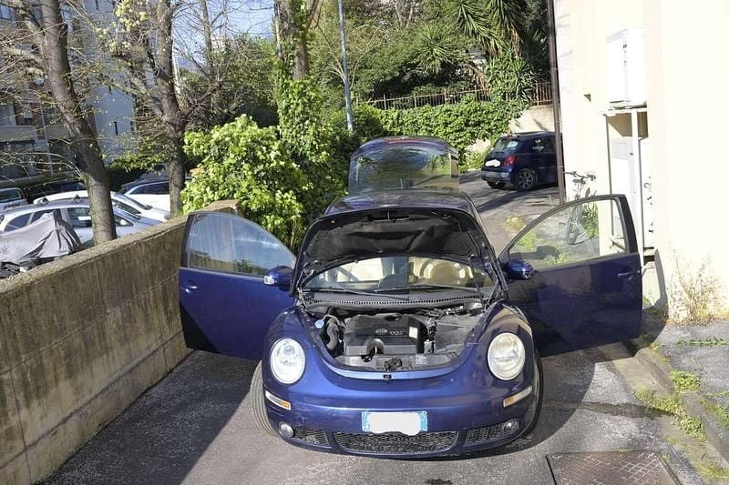 Usata VW New Beetle 105 CV (77 kW) 2007 Blu/azzurro Utilitaria