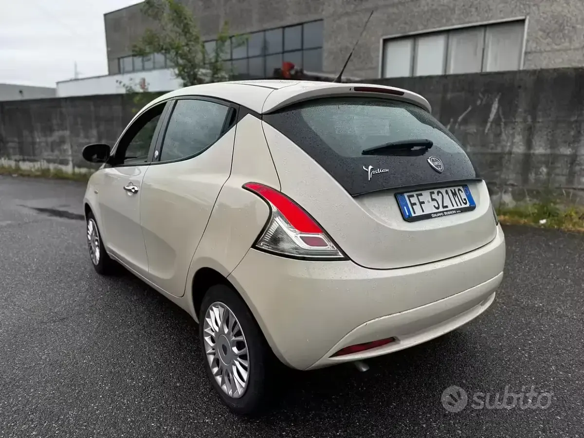 Usata Lancia Ypsilon Gold 69 CV (50 kW) 2016 Bianco Utilitaria