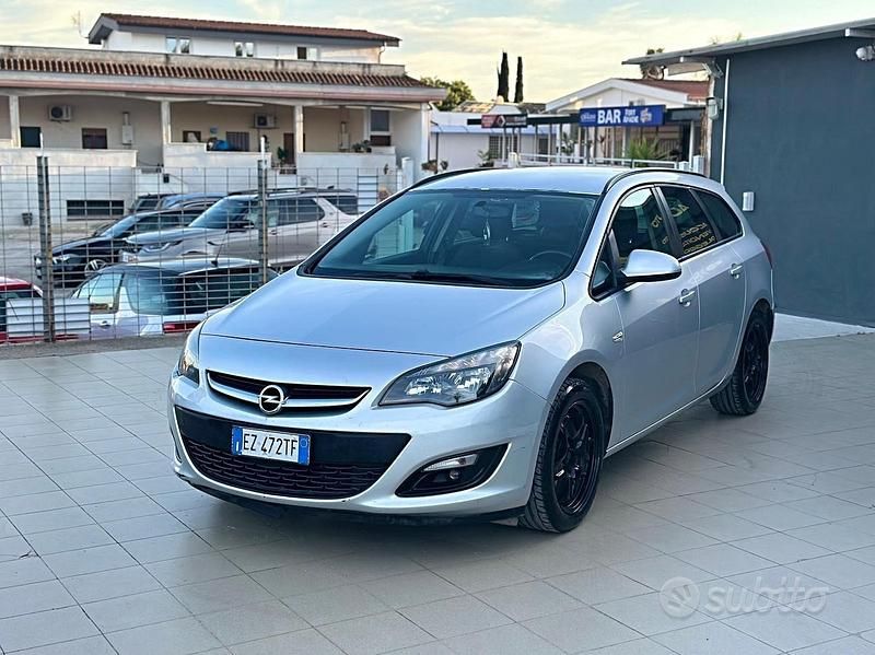 Grigio Usata 2015 Opel Astra Tre volumi | 3800 € (Super prezzo) - Immagine 1/4