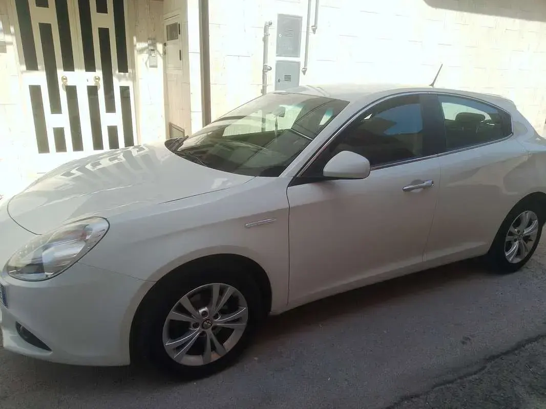 Usata Alfa Romeo Giulietta Distinctive 105 CV (77 kW) 2012 Bianco Utilitaria