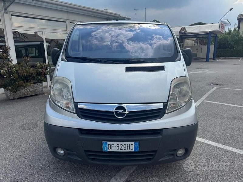 Usata Opel Vivaro 120 CV (88 kW) 2007 Argento Monovolume