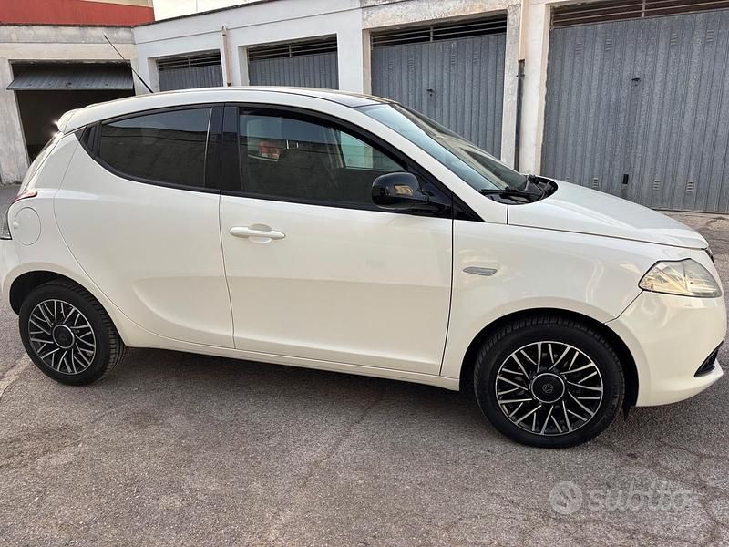 Usata Lancia Ypsilon 69 CV (50 kW) 2015 Bianco Utilitaria