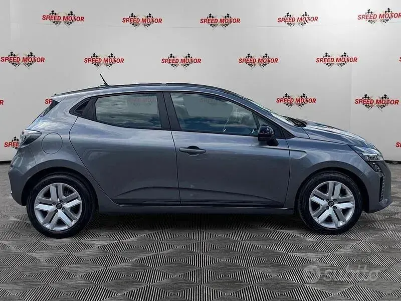 Begagnad Renault Clio V Evolution 91 HK (66 kW) 2025 Grå Sedan