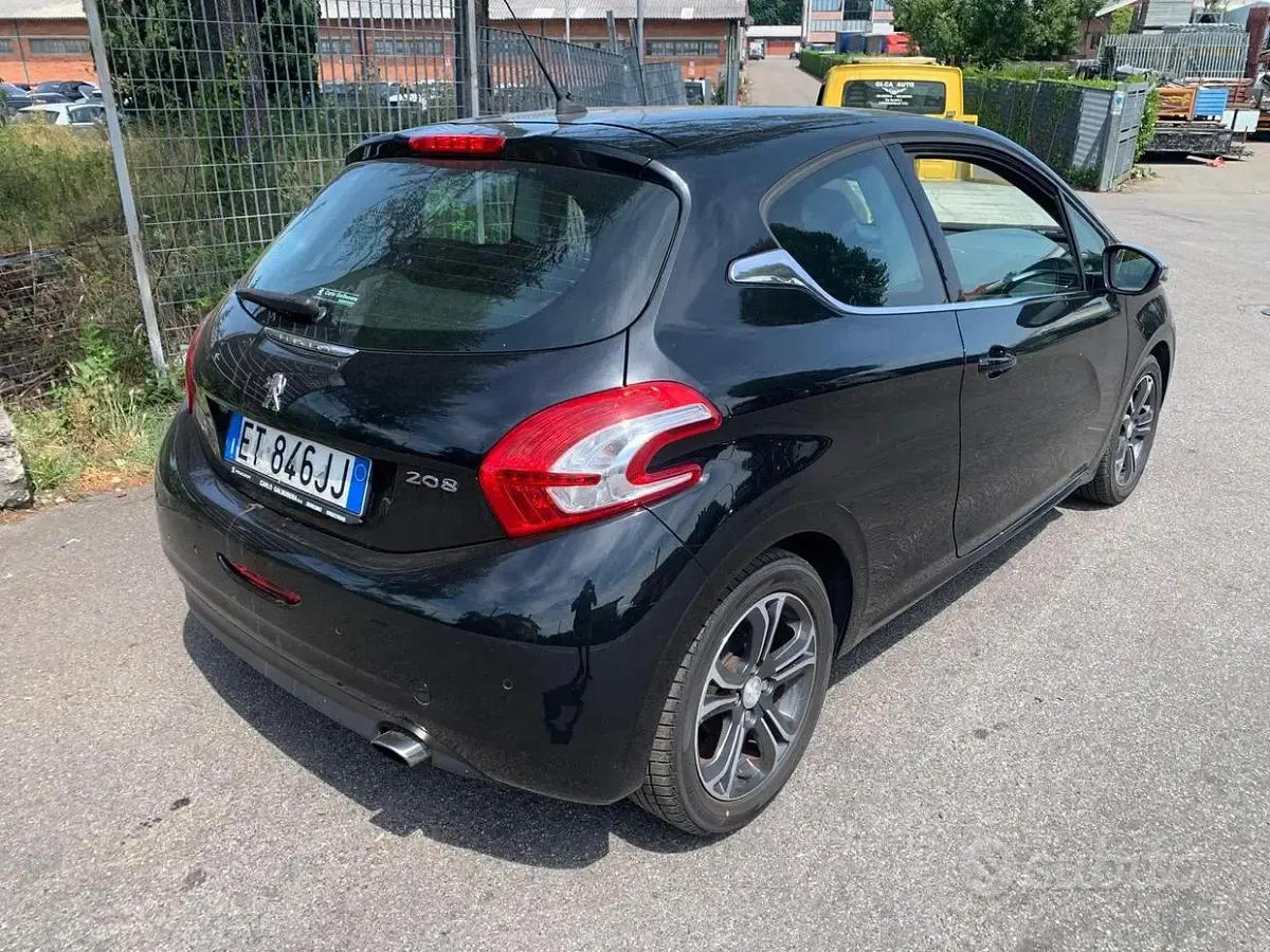 Usata Peugeot 208 Access 82 CV (60 kW) 2014 Nero Utilitaria