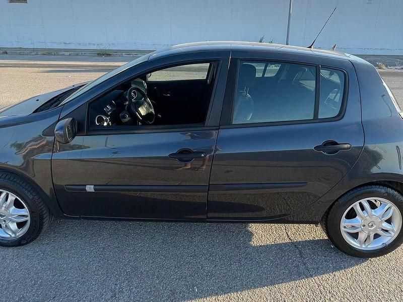 Usata Renault Clio II Dynamique 75 CV (55 kW) 2006 Nero Berlina