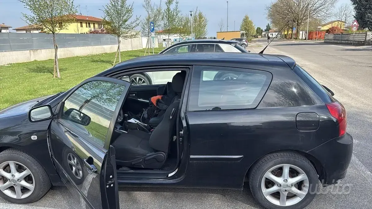 Usata Toyota Corolla Sol 90 CV (66 kW) 2006 Nero Berlina