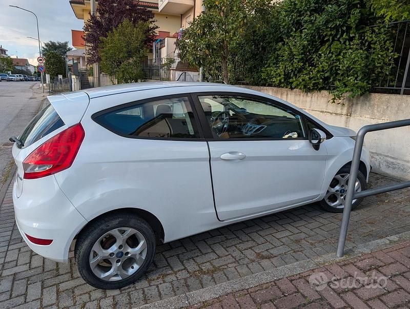 Usata Ford Fiesta 96 CV (70 kW) 2011 Bianco Utilitaria