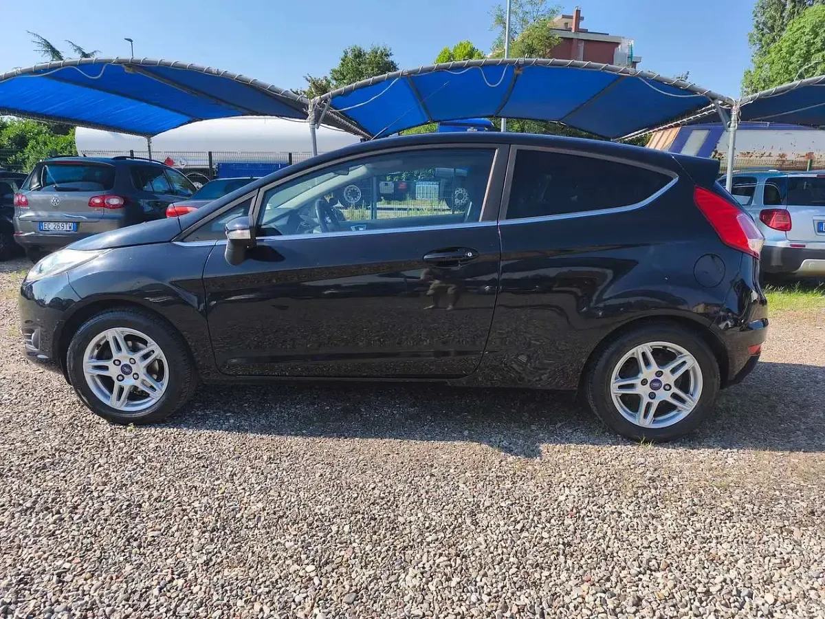 Usata Ford Fiesta Titanium 80 CV (58 kW) 2015 Nero Utilitaria