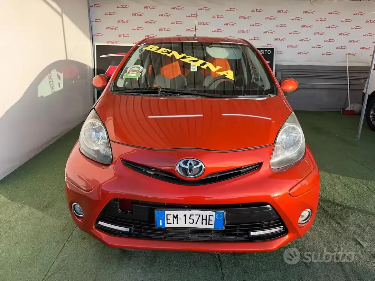 Usata Toyota Aygo 68 CV (50 kW) 2012 Arancione Utilitaria