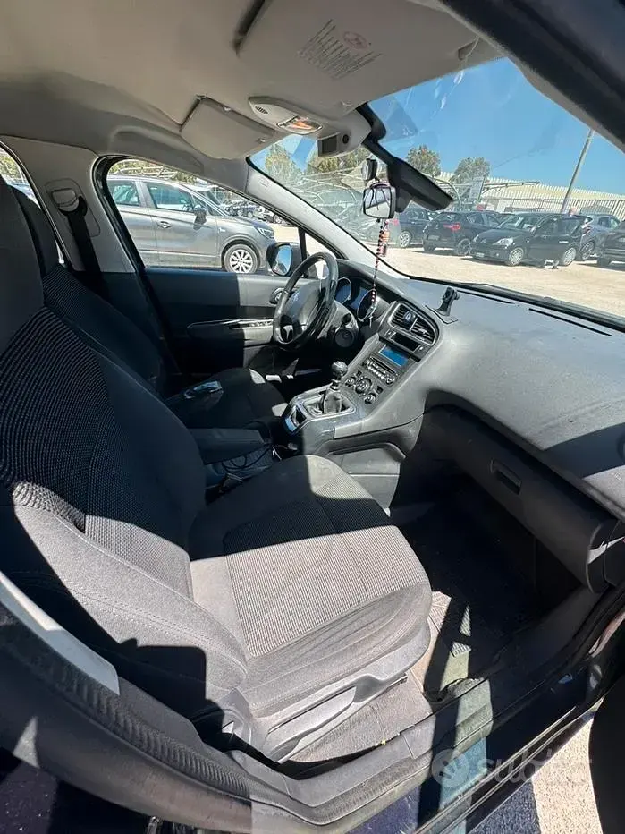 Usado Peugeot 5008 115 CV (84 kW) 2013 Monovolumen