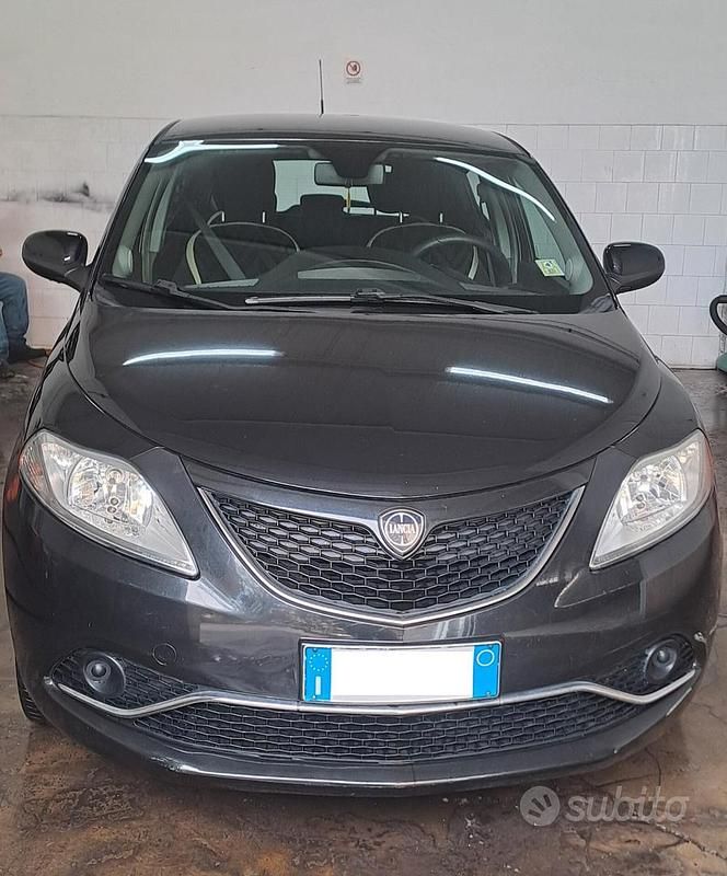 Usata Lancia Ypsilon 70 CV (51 kW) 2017 Grigio Utilitaria
