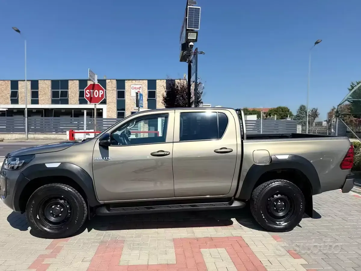 Usata Toyota HiLux Comfort 204 CV (150 kW) 2025 Marrone Pick-up