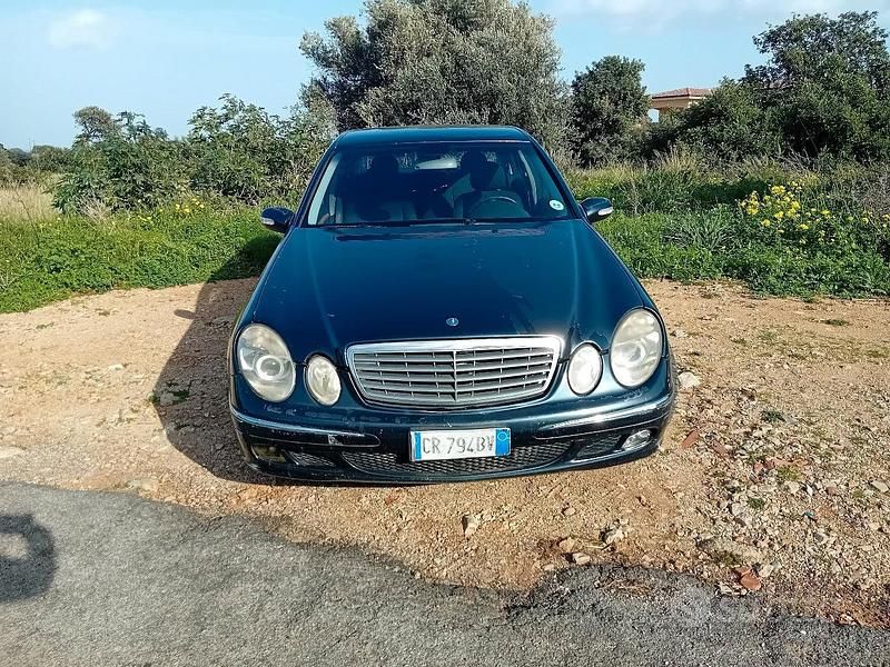 Blu Usata 2004 Mercedes E270 Tre volumi | 1500 € - Immagine 1/4