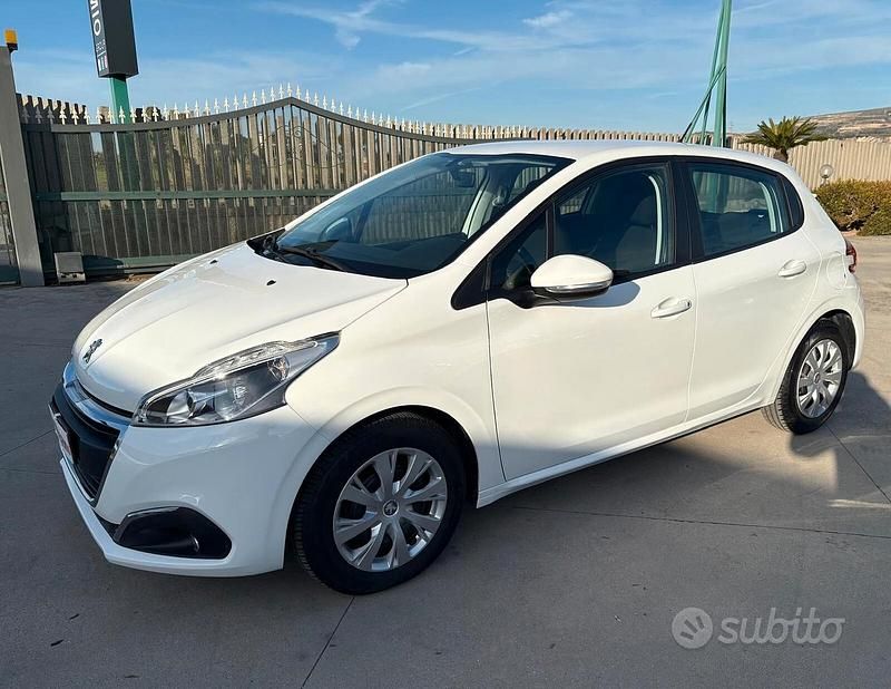 Usata Peugeot 208 Active 101 CV (74 kW) 2019 Bianco Utilitaria