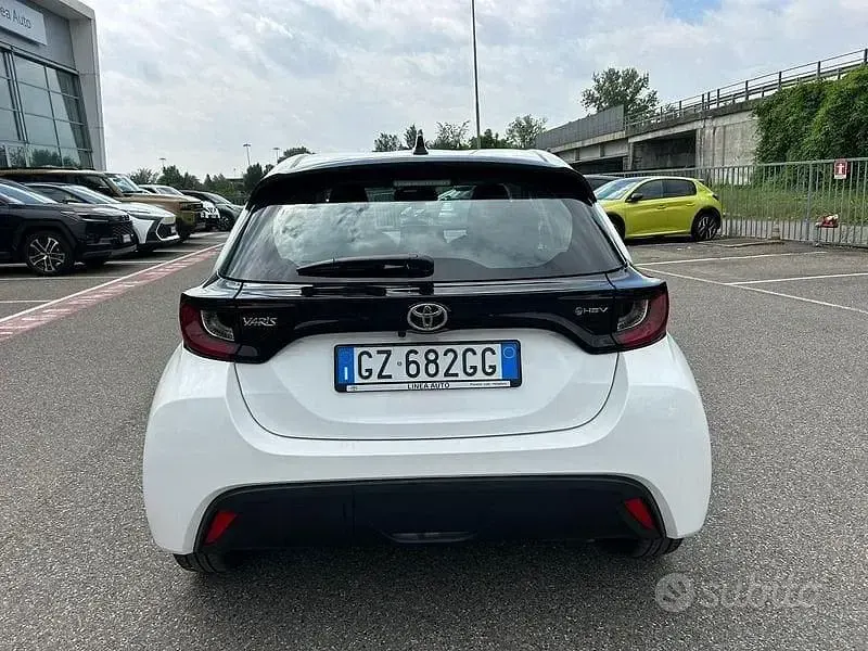 Usata Toyota Yaris Hybrid Active 116 CV (85 kW) 2025 Bianco Berlina