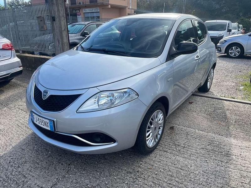 Usata Lancia Ypsilon Gold 69 CV (50 kW) 2017 Grigio Utilitaria