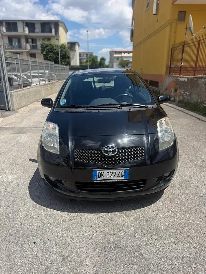 Usata Toyota Yaris 90 CV (66 kW) 2007 Nero Utilitaria