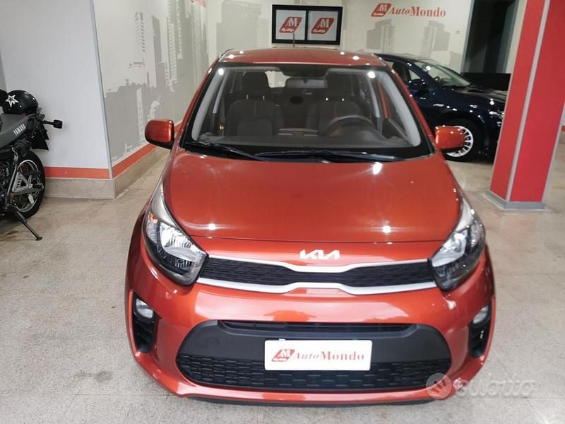 Usado Kia Picanto Urban 67 CV (49 kW) 2023 Naranja Utilitario