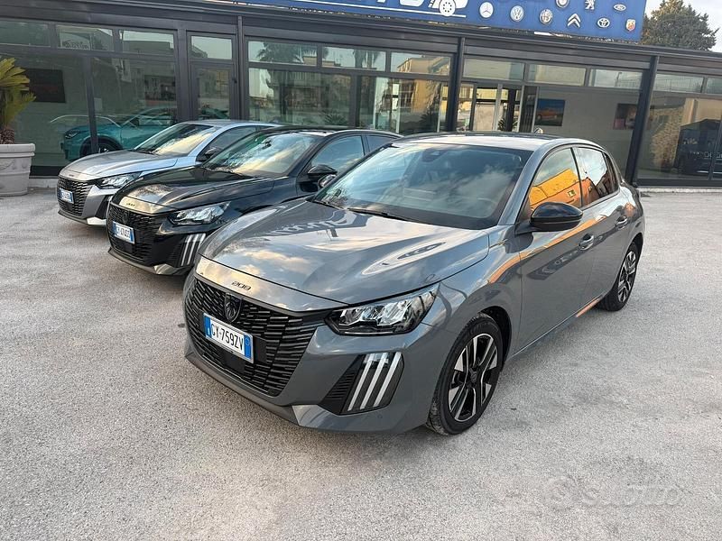 Usata Peugeot 208 Allure 101 CV (74 kW) 2025 Grigio Utilitaria
