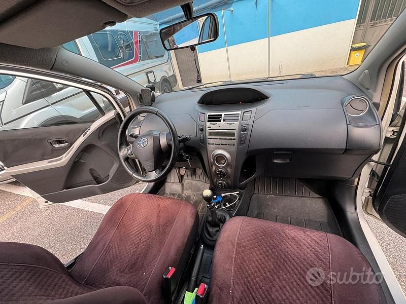 Usata Toyota Yaris Edition 90 CV (66 kW) 2011 Bianco Berlina