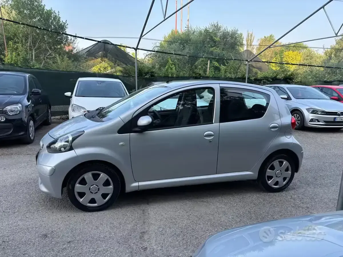 Usata Toyota Aygo Sol 54 CV (39 kW) 2007 Grigio Utilitaria