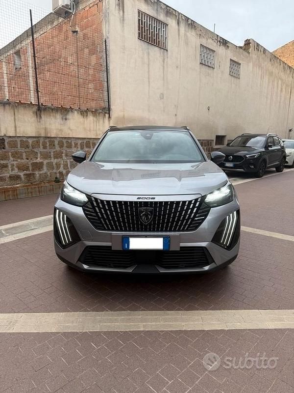 Usata Peugeot 2008 GT 130 CV (95 kW) 2023 Grigio SUV