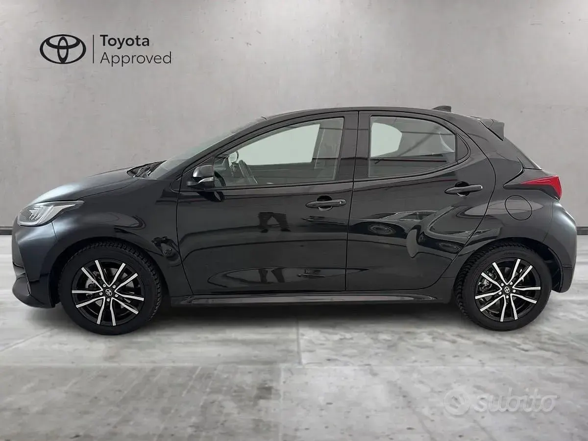 Usata Toyota Yaris Hybrid Trend 92 CV (67 kW) 2022 Nero Berlina