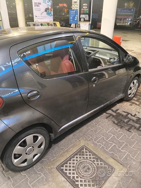 Usata Toyota Aygo 67 CV (49 kW) 2007 Grigio Utilitaria