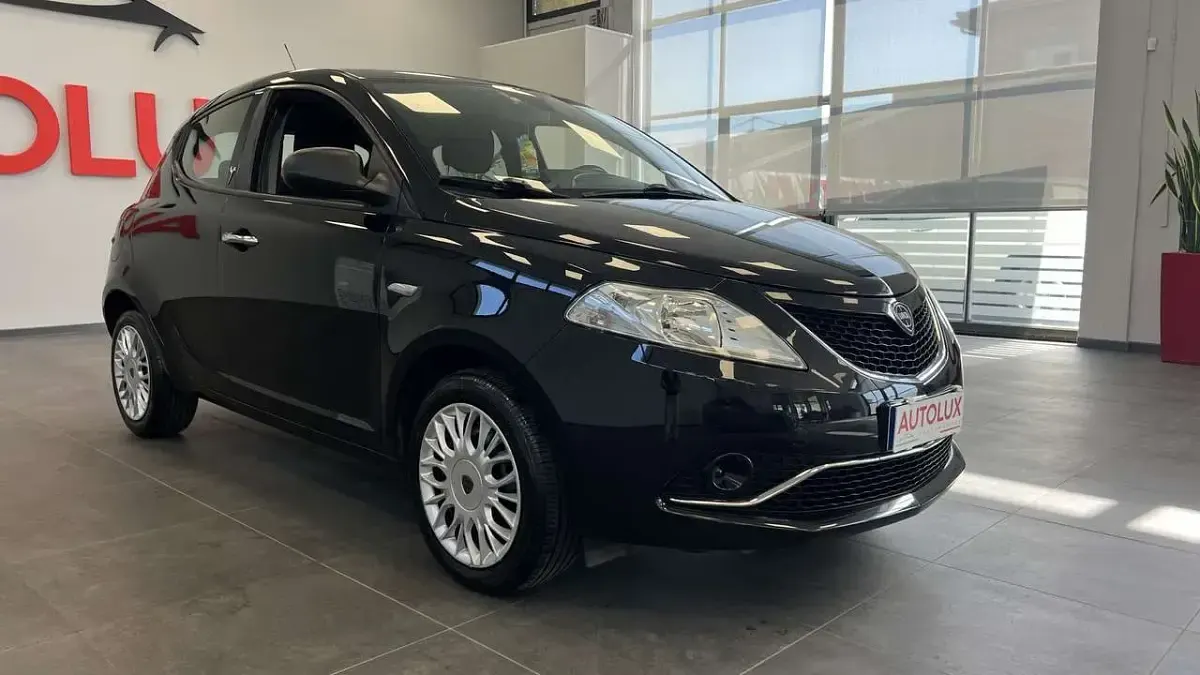 Usata Lancia Ypsilon Silver 69 CV (50 kW) 2018 Nero Utilitaria