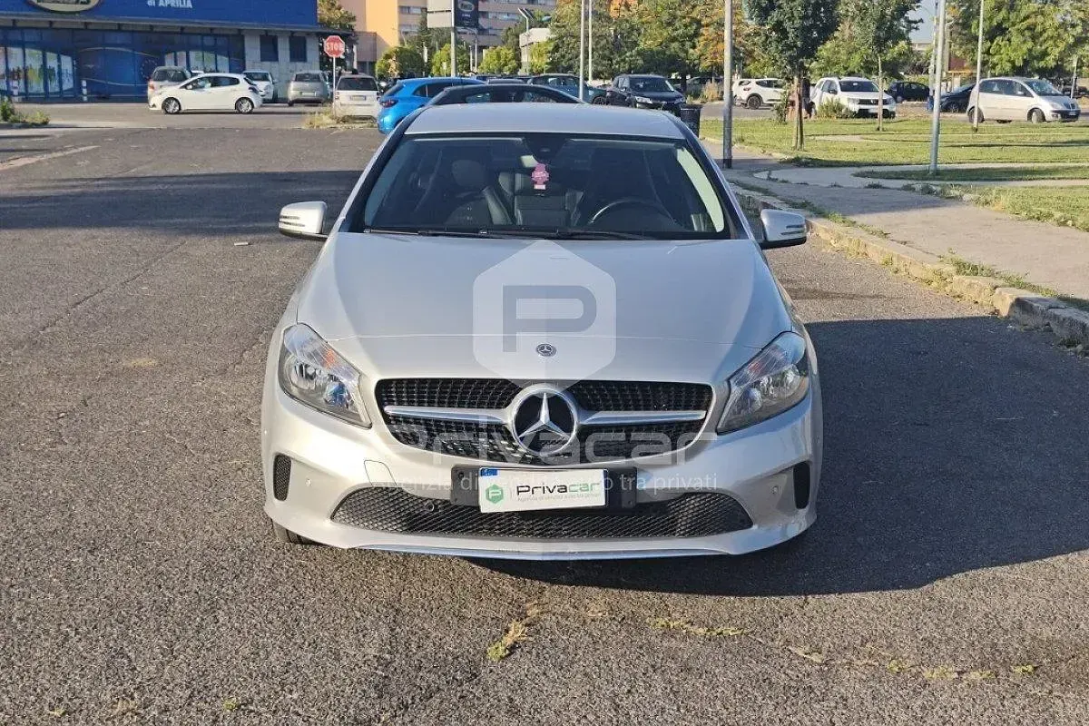 Usata Mercedes A180 109 CV (80 kW) 2017 Grigio Berlina