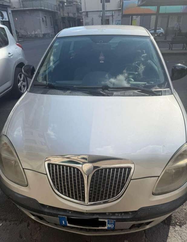 Usata 2004 Lancia Ypsilon Due volumi | 2300 € (Buon prezzo) - Immagine 1/4