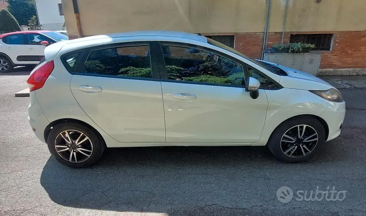 Usata Ford Fiesta 97 CV (71 kW) 2011 Bianco Berlina