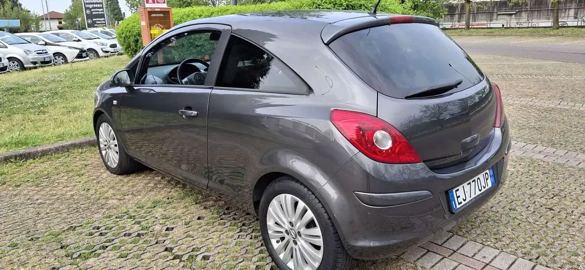 Usata Opel Corsa Club 80 CV (58 kW) 2010 Utilitaria