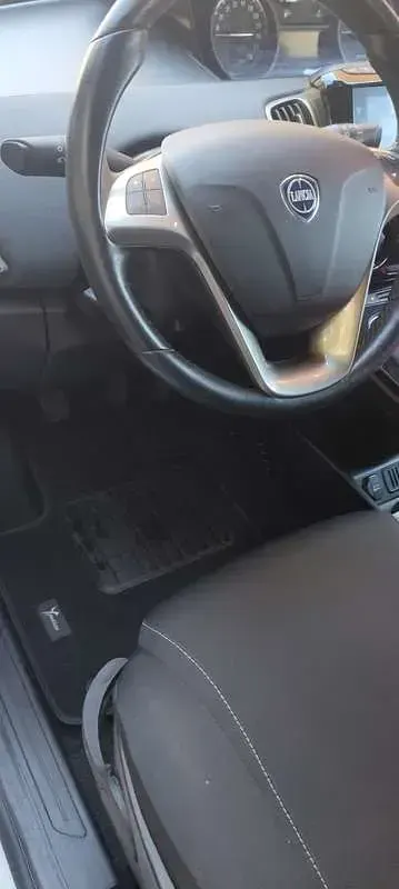 Usata Lancia Ypsilon 69 CV (50 kW) 2023 Bianco Utilitaria