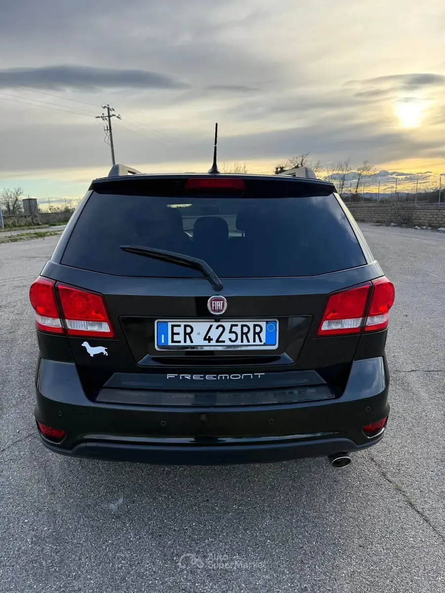 Käytetty Fiat Freemont 140 HP (102 kW) 2013 Musta Katumaasturi