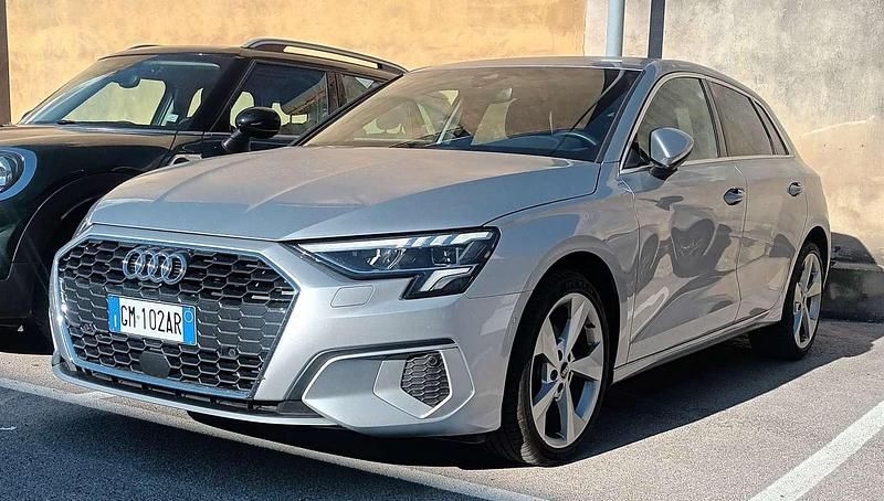 Argento Usata 2023 Audi A3 Sportback Advanced Due volumi | 27.000 € (Buon prezzo) - Immagine 1/4