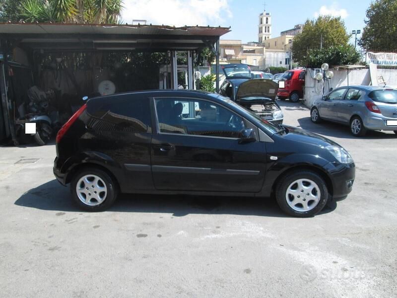 Usata Ford Fiesta Ghia 70 CV (51 kW) 2006 Grigio Utilitaria