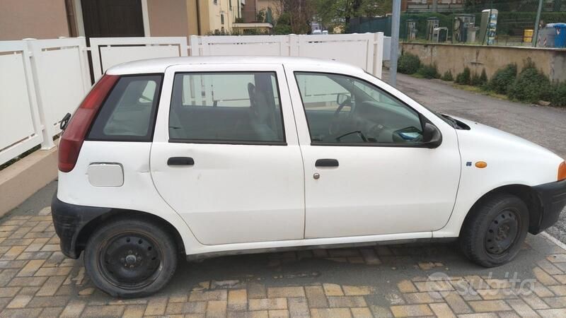 Bianco Usata 1997 Fiat Punto Due volumi | 350 € (Super prezzo) - Immagine 1/4