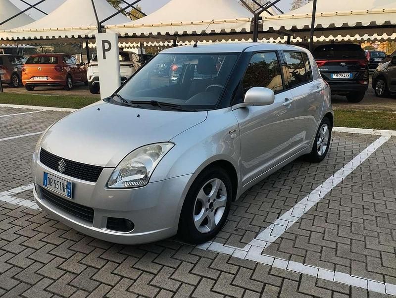 Argento Usata 2006 Suzuki Swift GL Tre volumi | 3950 € (Cara) - Immagine 1/4