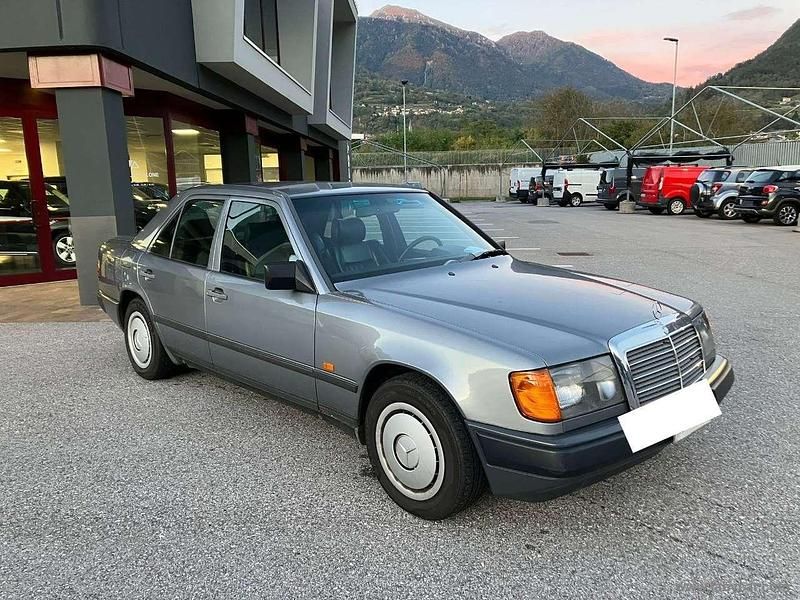 Usata Mercedes E200 122 CV (89 kW) 1989 Grigio Berlina