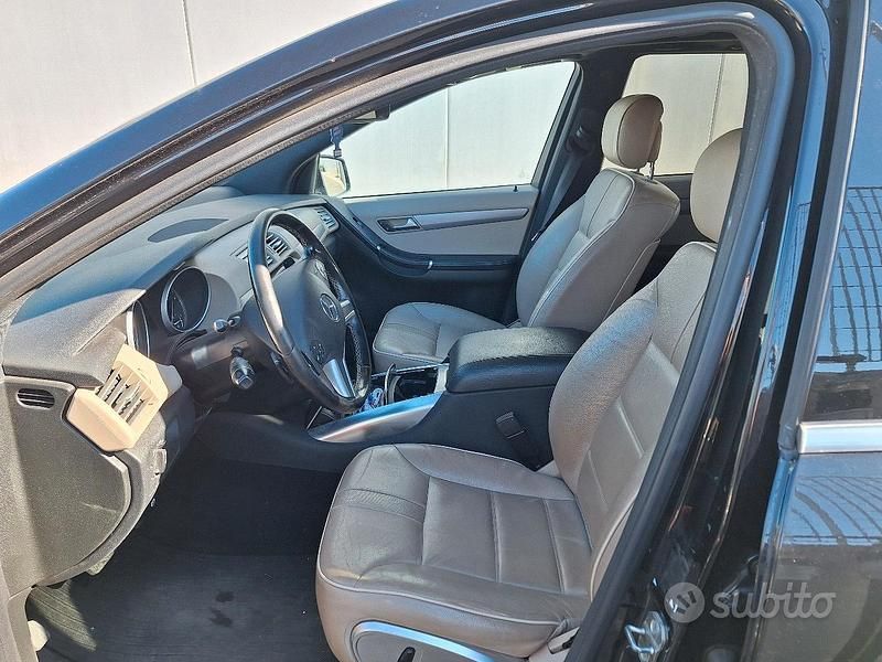 Usata Mercedes R350 265 CV (194 kW) 2012 Nero Monovolume