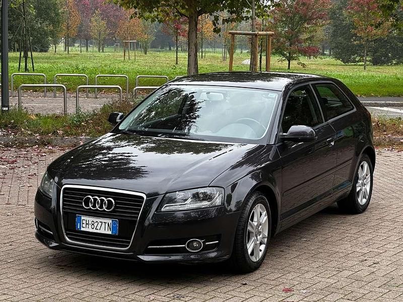 Grigio Usata 2011 Audi A3 Attraction Tre volumi | 7000 € (Ottimo prezzo) - Immagine 1/4