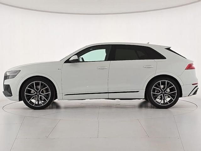 Usata Audi Q8 Sport 286 CV (210 kW) 2023 Bianco ghiaccio metallizzato SUV
