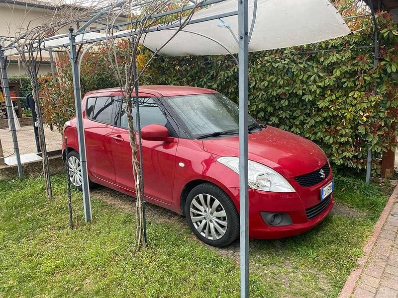 Begagnad Suzuki Swift GL 75 HK (55 kW) 2011 Röd Halvkombi