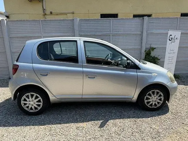 Usata Toyota Yaris Sol 68 CV (50 kW) 2001 Grigio Berlina
